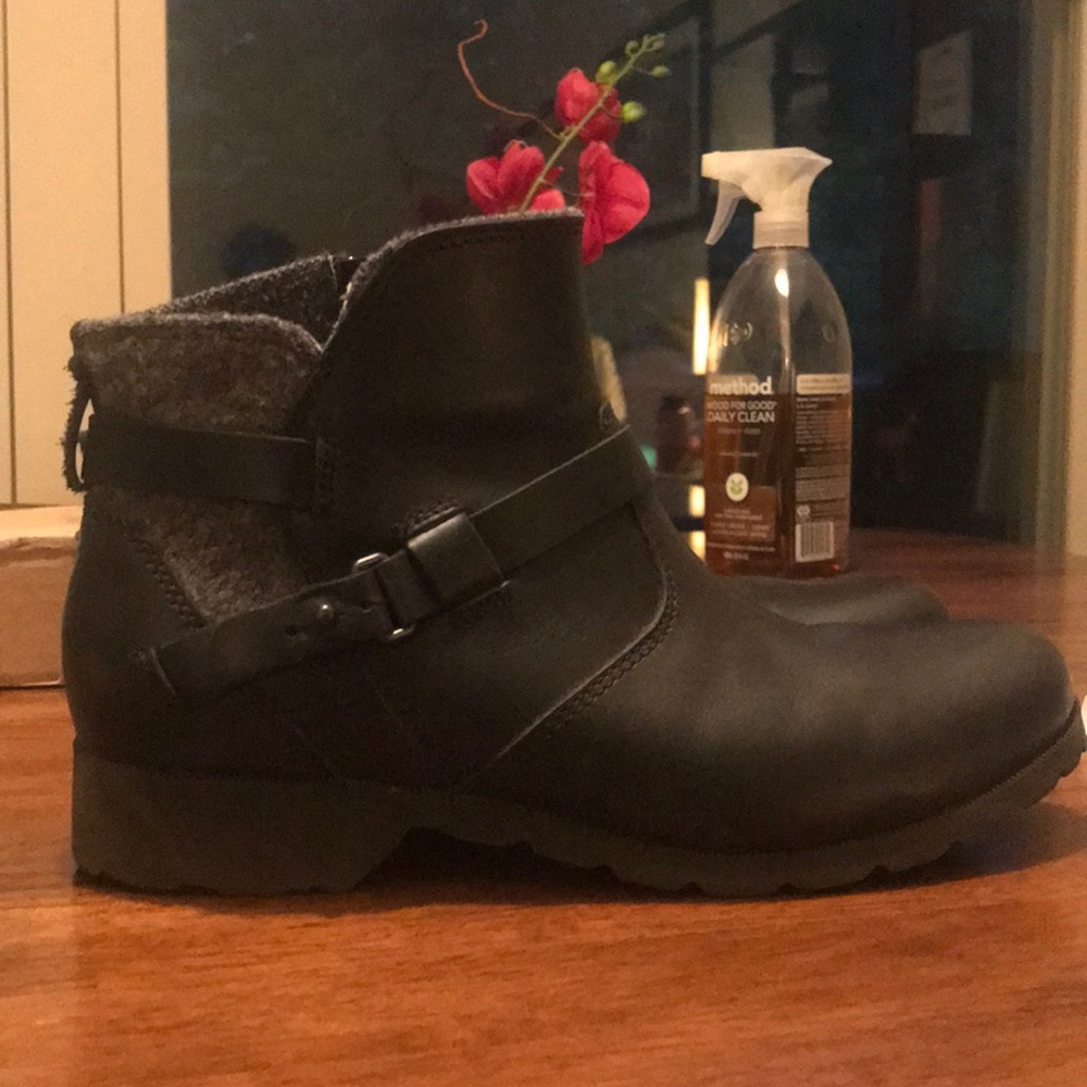Teva Boots - black leather & wool - BARELY WORN